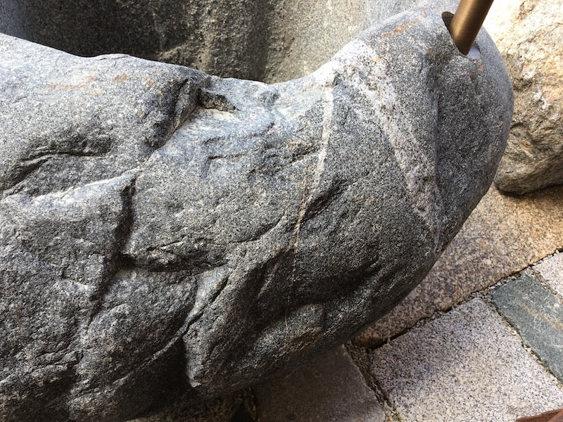Findlingsbrunnen aus Diabas Oberfläche