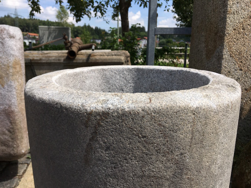 Granitgefäß Detail Rand