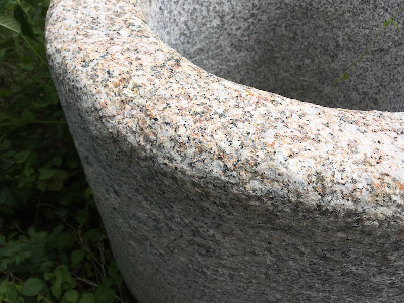 Runder Granitbrunnen farbliche Einschlüsse