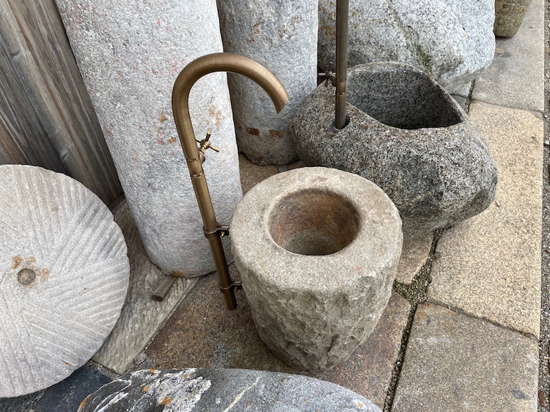 Steinbrunnen rund mit Einlauf