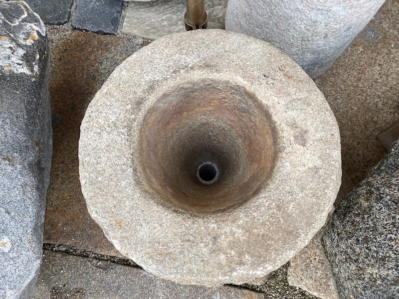 Steinbrunnen rund Bohrung Wassereinlauf