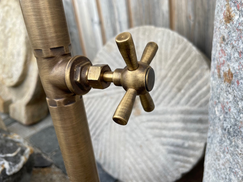 Steinbrunnen rund mit Wasserhahn