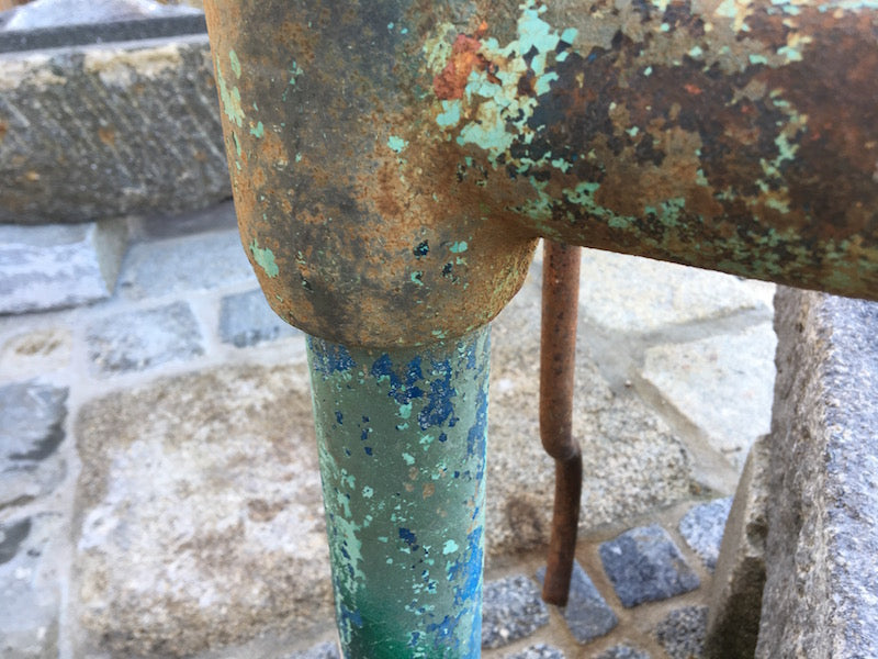 Steintrog mit Schwengelpumpe alt