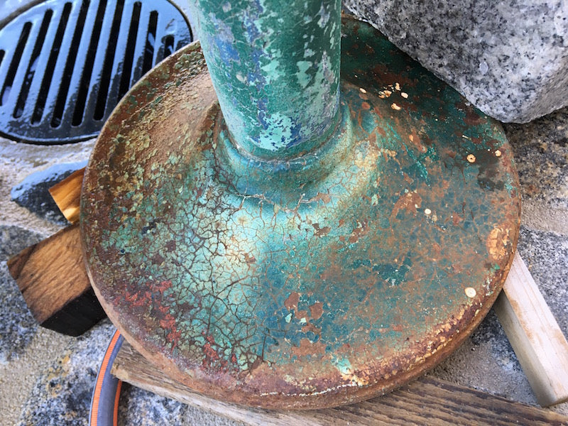 Steintrog mit Schwengelpumpe Detail Standfuß