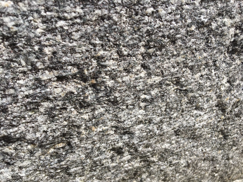 Steintrog aus Granit und mit Schwengelpumpe