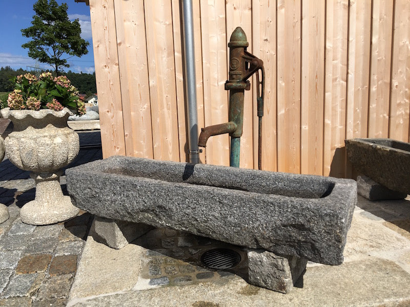 gartenbrunnen handpumpe Steintrog mit Schwengelpumpe - schönes Einzelstück