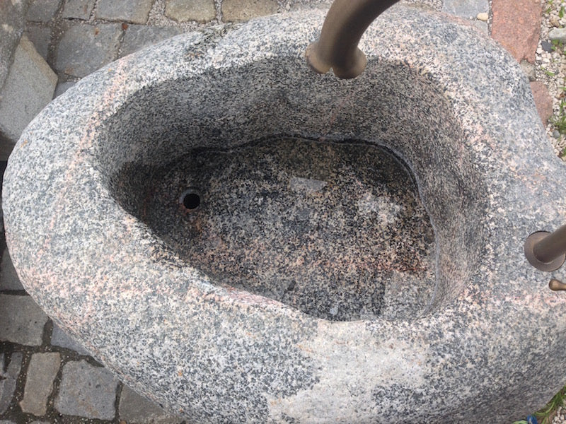 Findlingsbrunnen mit roten Adern Ansicht von oben