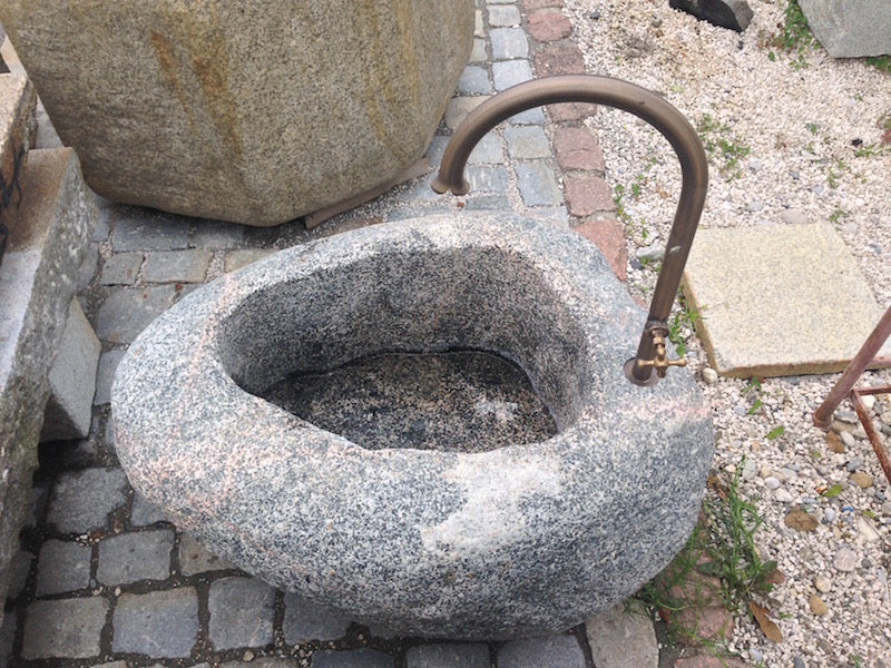 Findlingsbrunnen mit roten Adern