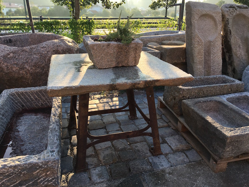 Granittisch Garten alt