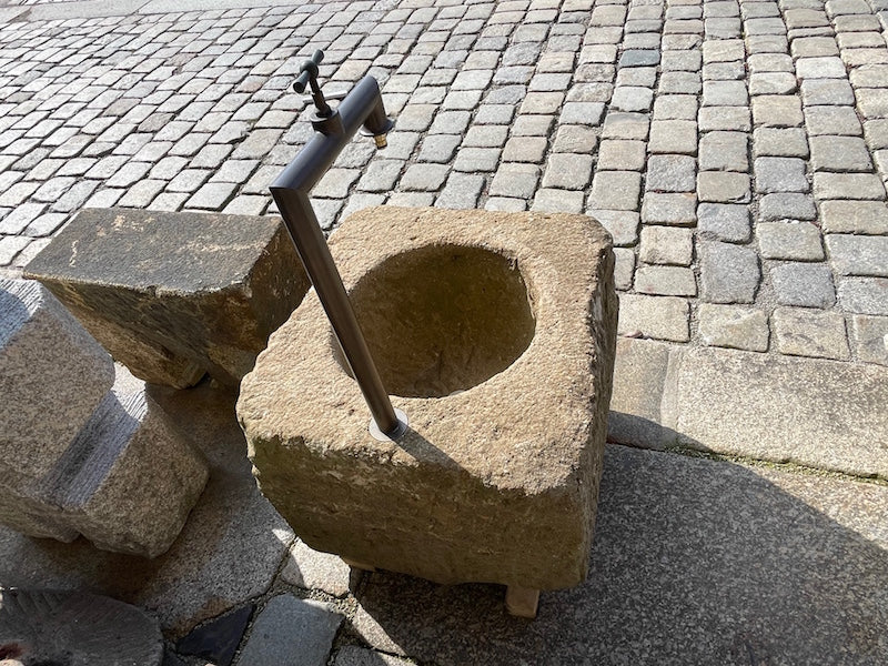 Alter Brunnen aus Sandstein Detail Steinsäule