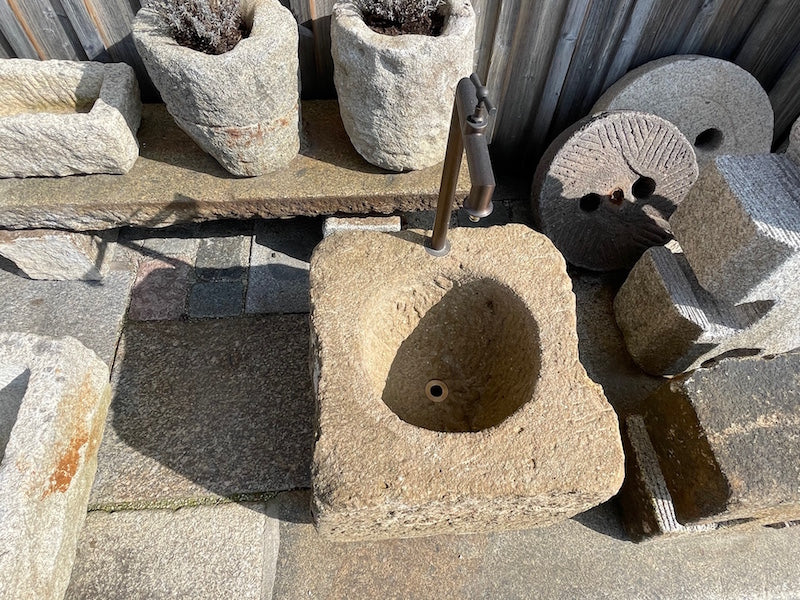 Alter Brunnen aus Sandstein Vorderansicht