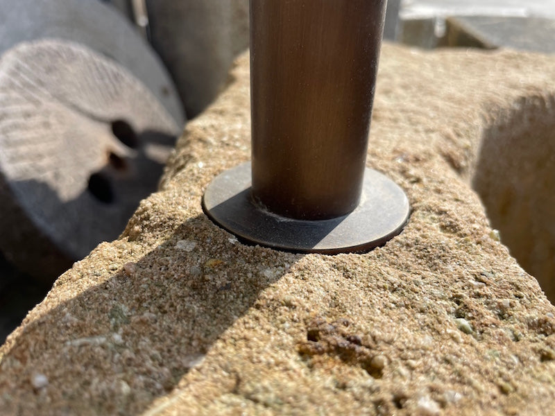 Alter Brunnen aus Sandstein mit Steinsäule