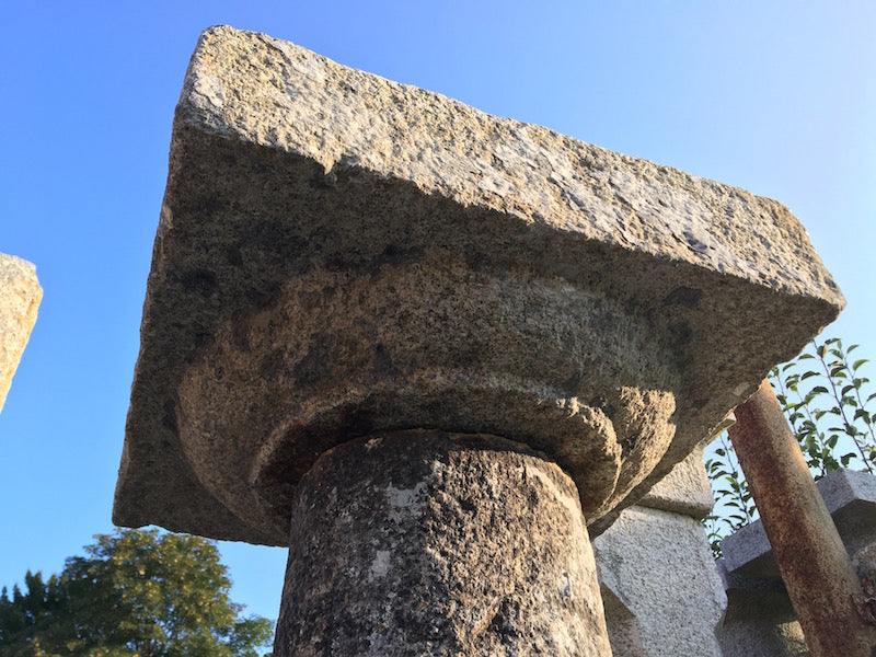 Granit Steinsäule mit Kapitell
