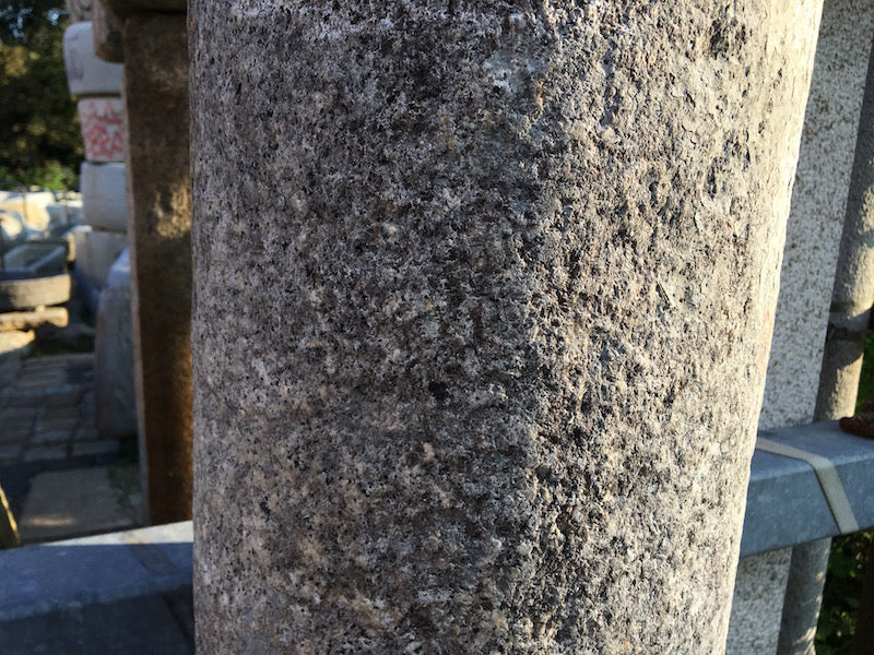 Steinsäule mit Kapitell Oberfläche