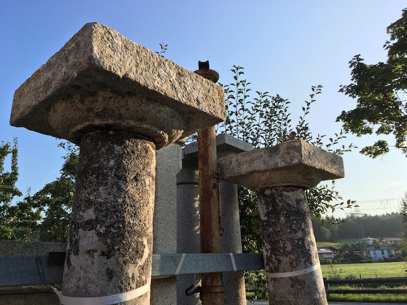 Alte Steinsäule mit Kapitell