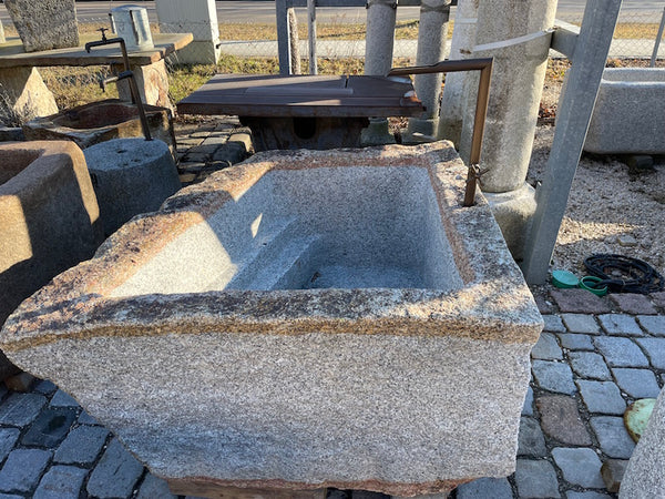 Grobkörniger Granitbrunnen mit Naturoberläche Modern Steiner Naturstein