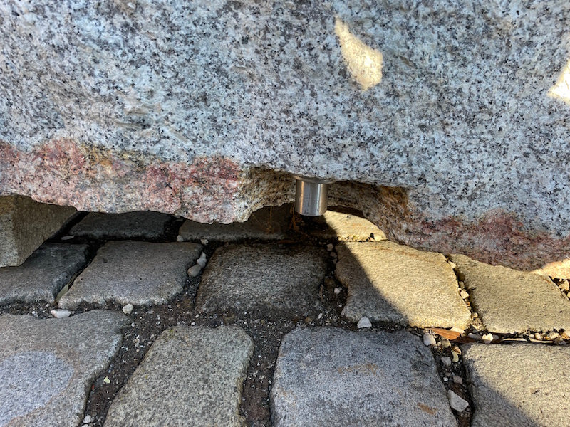 Grobkörniger Granitbrunnen mit Naturoberfläche
