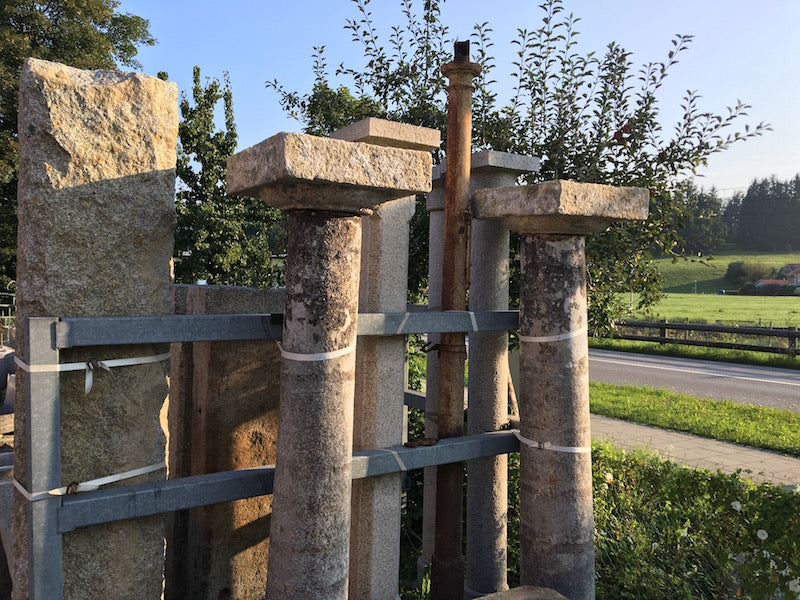 Steinsäule mit Kapitell