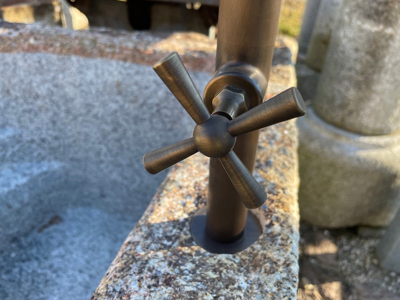 Grobkörniger Granitbrunnen mit Handrad