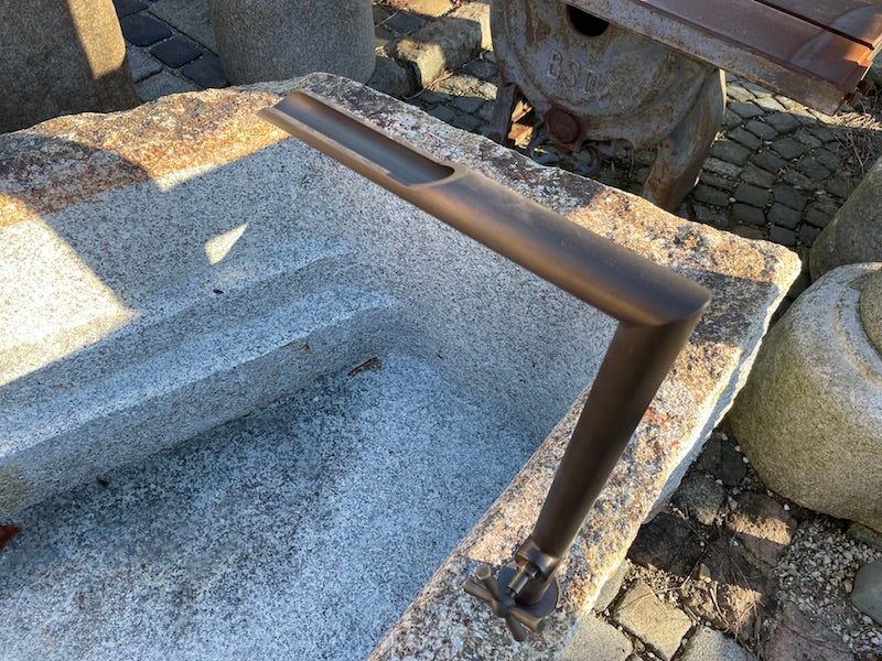 Grobkörniger Granitbrunnen mit Wassereinlau