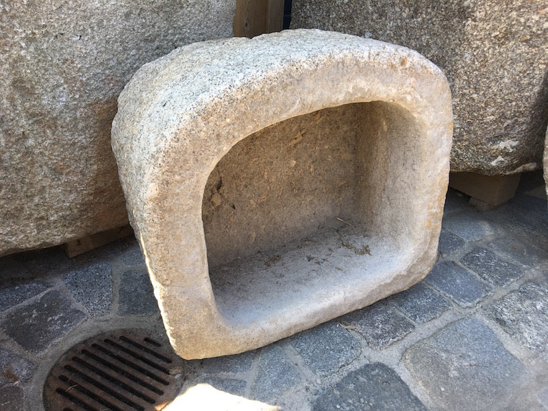 Altes Futterbecken Vorderansicht