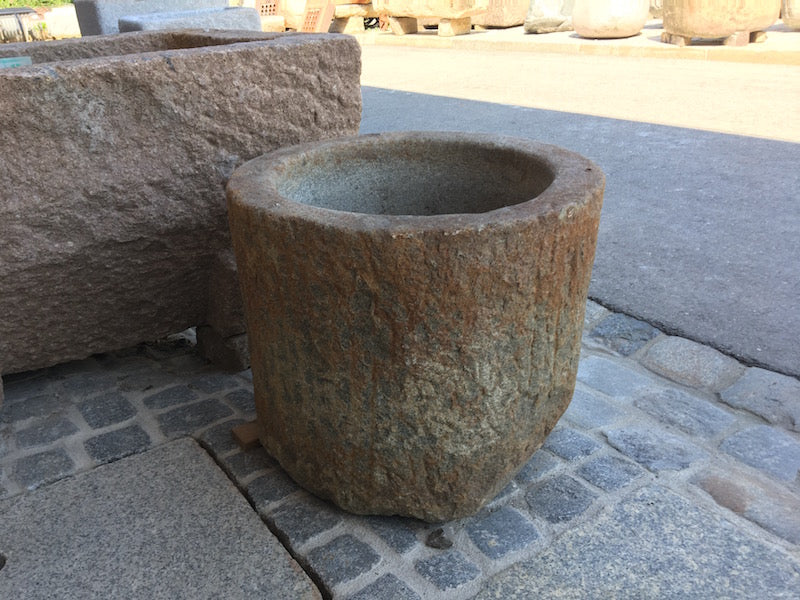 Altes Granitgefäss Seitenansicht