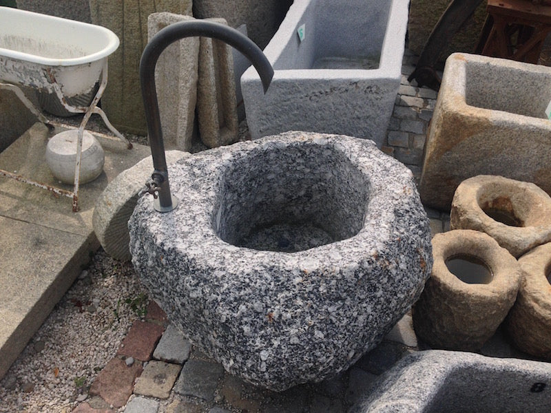 Findlingsbrunnen mit großen Quarzeinschlüssen