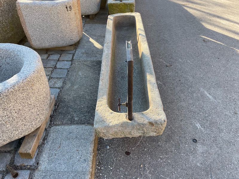 Alter Steintrog Seitenansicht