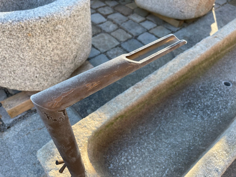 Alter Steintrog mit Hahn