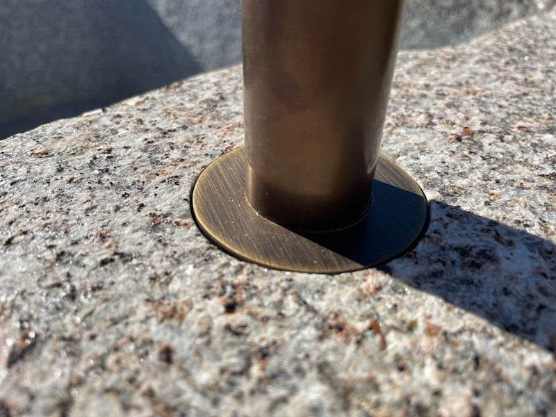 Steinbrunnen rechteckig Oberfläche mit Einschlüssen