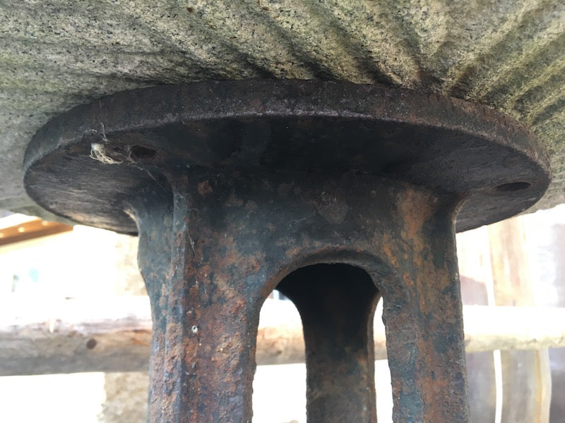 Mühlstein Tisch Detail Befestigung