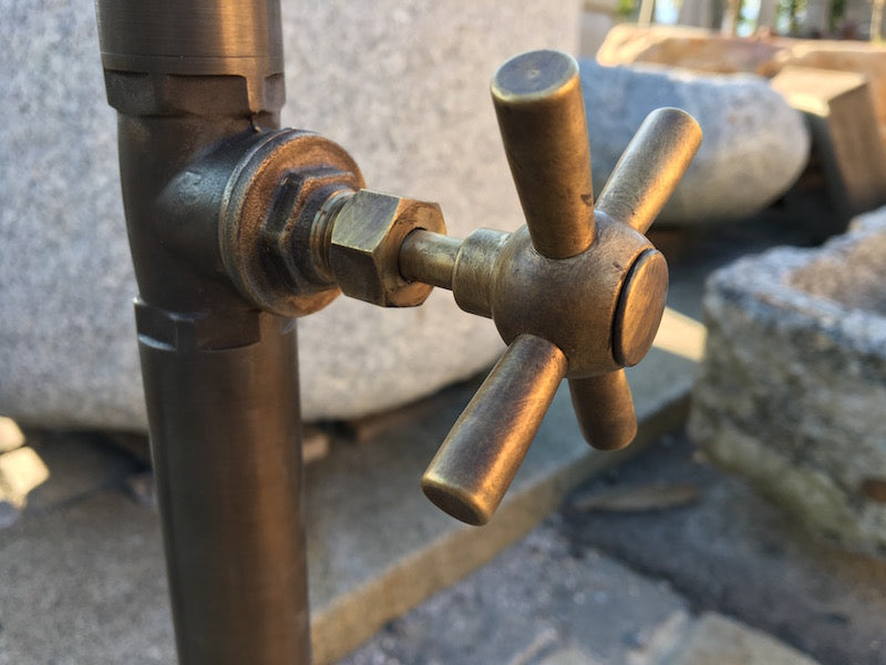 Steinbrunnen klein mit Hahn