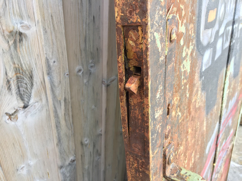 Historische Metalltüre mit Graffiti