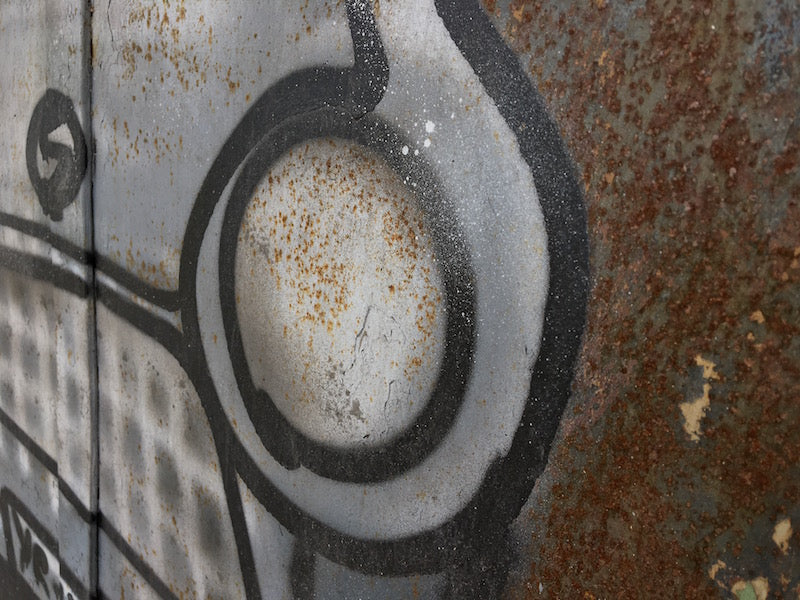 Historische Metalltüre mit Graffiti