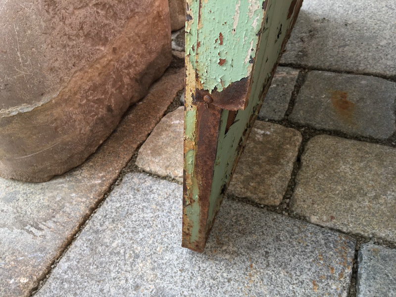 Historische Metalltüre mit Graffiti