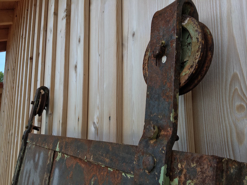 Historische Metalltüre mit Graffiti