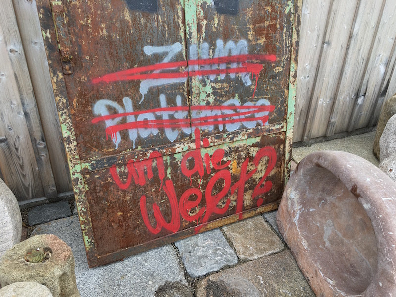 Historische Metalltüre mit Graffiti