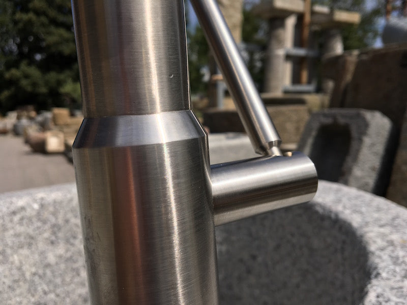 Granitbrunnen rund mit Edelstahleinlauf