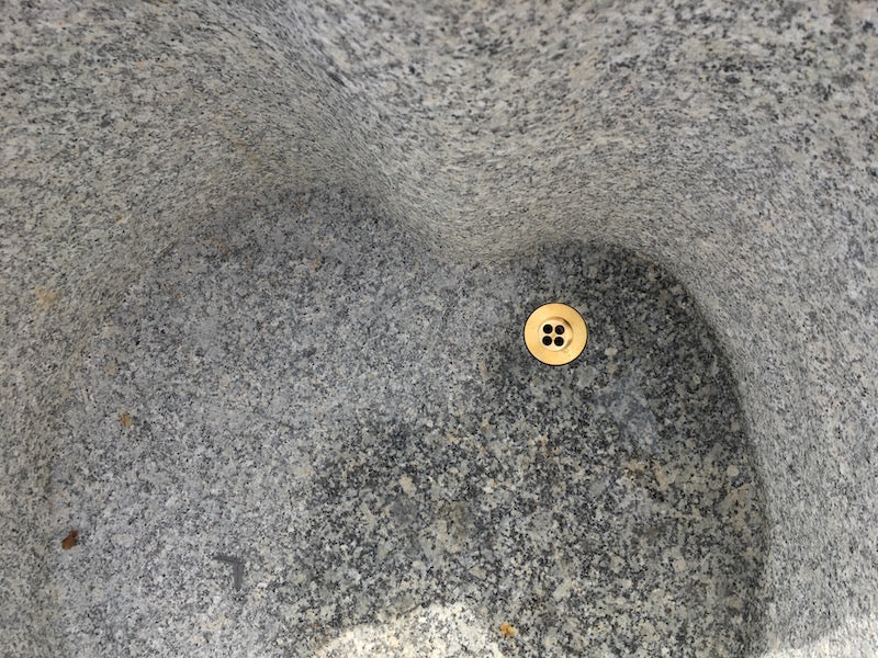 Granitbrunnen rund mit Edelstahleinlauf