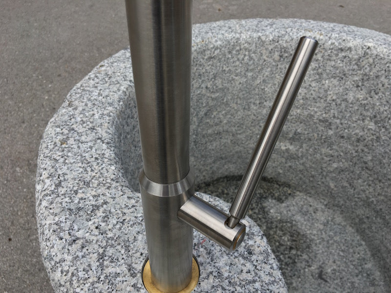 Granitbrunnen rund mit Edelstahleinlauf