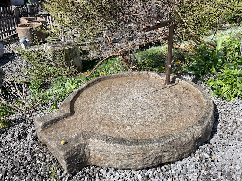 Mühlsteinbecken mit Auslauf