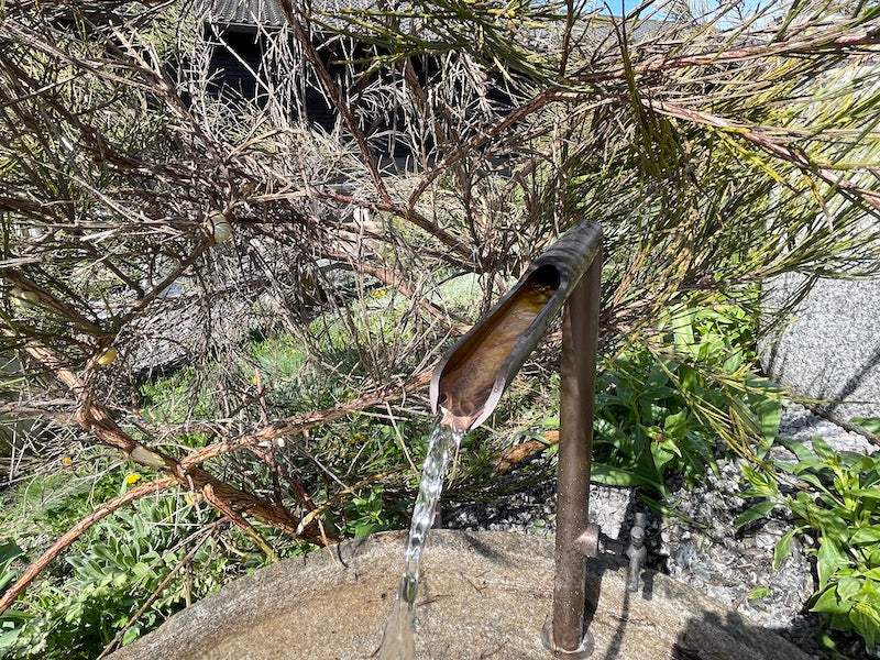 Mühlsteinbecken mit Auslauf