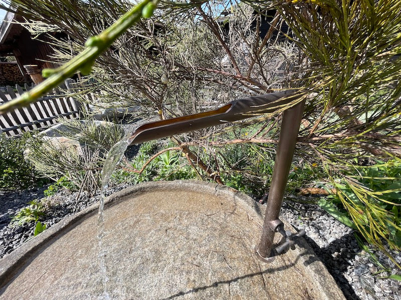 Mühlsteinbecken mit Auslauf