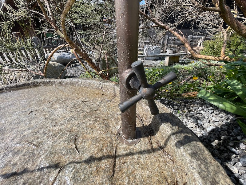 Mühlsteinbecken mit Auslauf