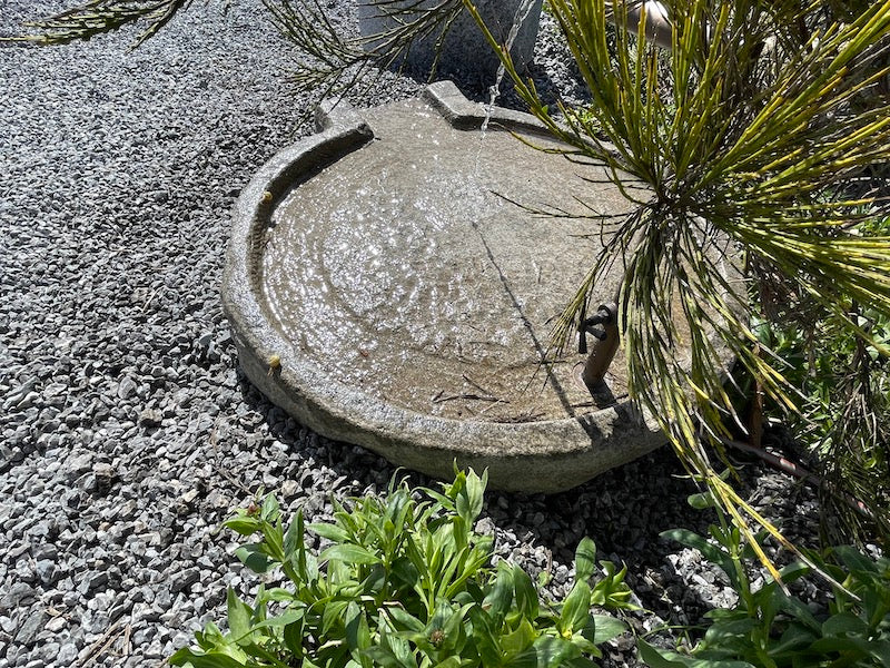 Mühlsteinbecken mit Auslauf