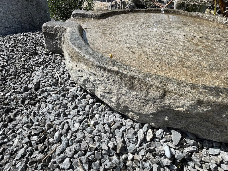 Mühlsteinbecken mit Auslauf