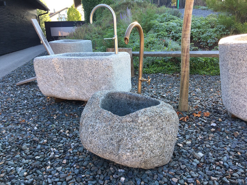 Brunnen aus Diabas mit Einlauf