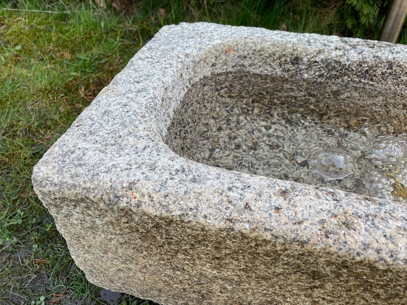 Gartenbrunnen klein Detail Oberfläche