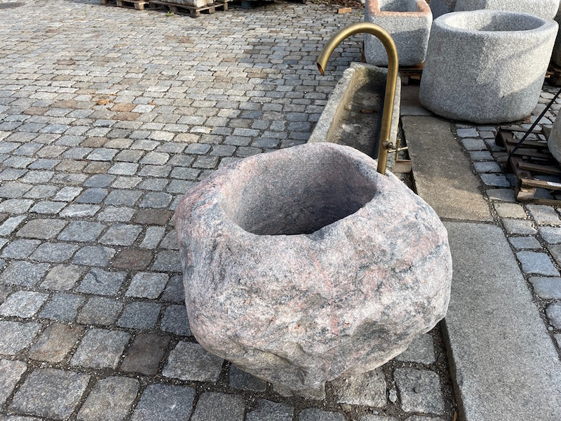 Findlingsbrunnen rosa