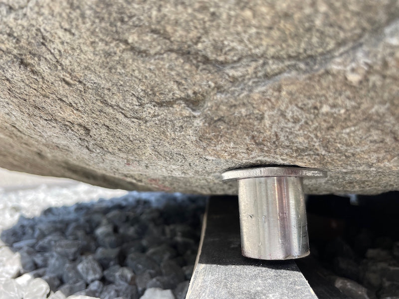 Mühlsteinbecken mit Auslauf